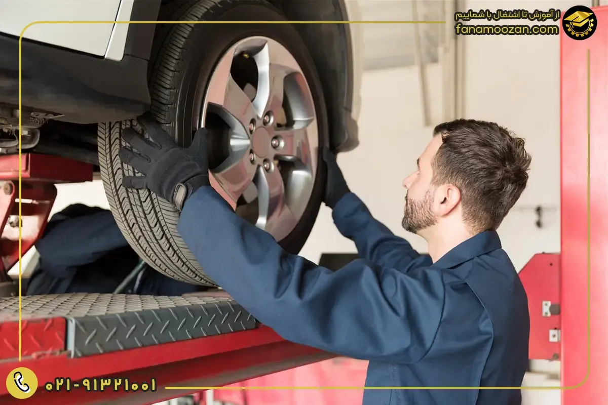 بررسی لاستیک و جلوبندی توسط مکانیک