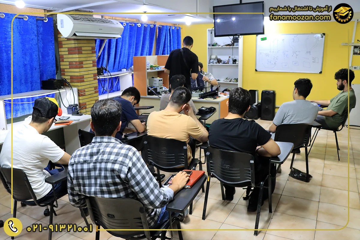 کلاس دوره تعمیرات برد فن آموزان