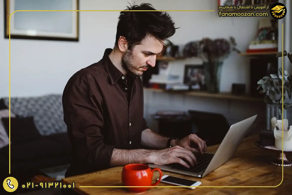 مقایسه فریلنسری و استخدام شرکتی در برنامه‌نویسی وب